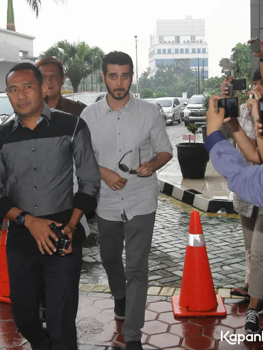 Terlihat sang istri mendatangi Polres bersama pengacara Fachri, Sandy Arifin. Selain itu, untuk membahagiakan suaminya, Renata juga mengajak kedua buah hatinya. (Muhammad Akrom Sukarya/Kapanlagi.com)