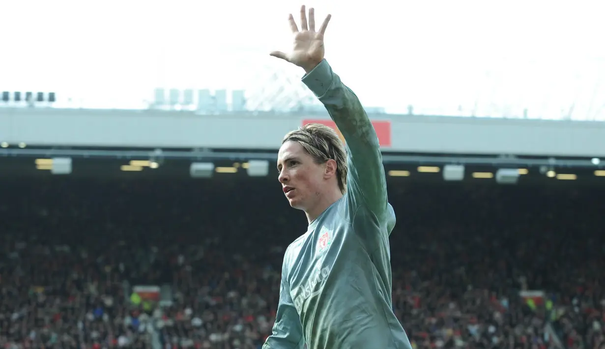 Striker Liverpool, Fernando Torres, merayakan gol yang dicetaknya ke gawang Manchester United. Tertinggal, The Reds bangkit dan unggul 2-0 hingga babak pertama usai berkat gol dari Fernando Torres dan Steven Gerrard. (AFP/Andrew Yates)