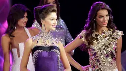 Senyum para kontestan Miss Venezuela 2016 saaat mengenakan gaun malam pada malam puncak di Caracas, Venezuela (5/10). Mereka bersaing memperebutkan mahkota yang akan diberikan langsung oleh Miss Venezuela 2015, Mariam Habach. (REUTERS/Marco Bello)