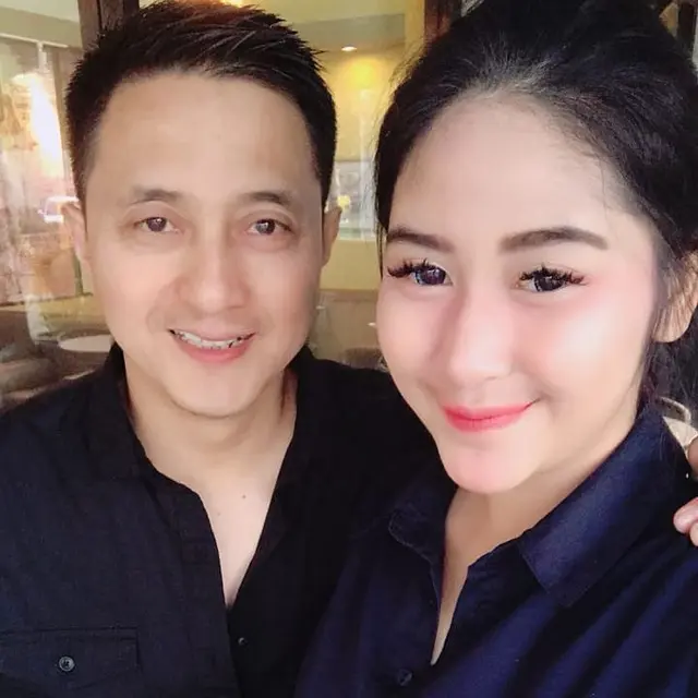 6 Momen Kompak Ricky Subagja Pakai Baju Senada Bareng Istri yang Terpaut 26 Tahun