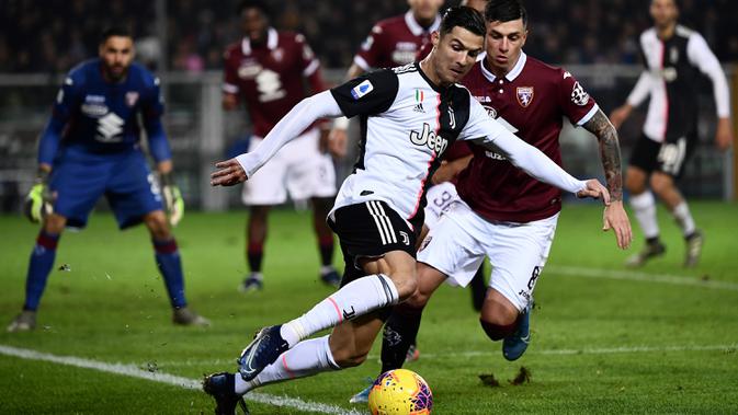 Striker Juventus, Cristiano Ronaldo, mengontrol bola saat melawan Torino pada laga Serie A Italia di Stadion Olimpico, Turin, Sabtu (2/11). Torino kalah 0-1 dari Juventus. (AFP/Marco Bertorello)