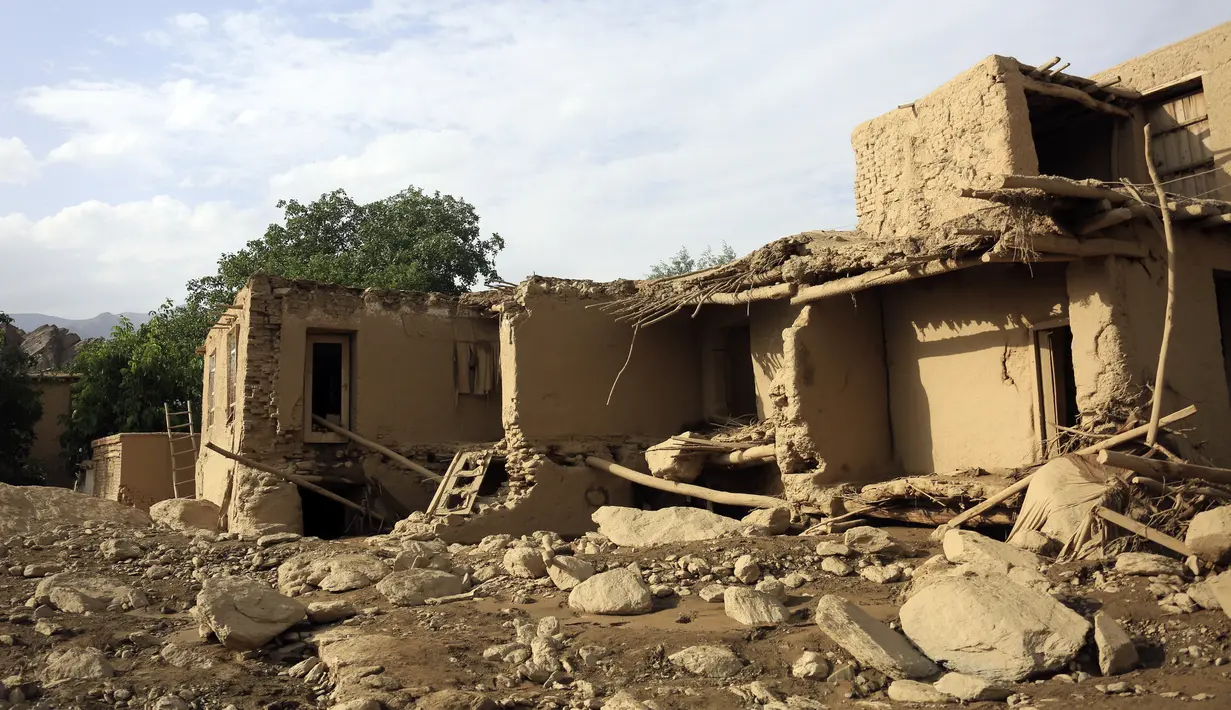 Pernyataan tersebut juga mengatakan bahwa ratusan mil persegi lahan pertanian hanyut dan hancur dan jalan raya antara Kabul dan provinsi Bamiyan tengah ditutup karena banjir. (AP Photo)