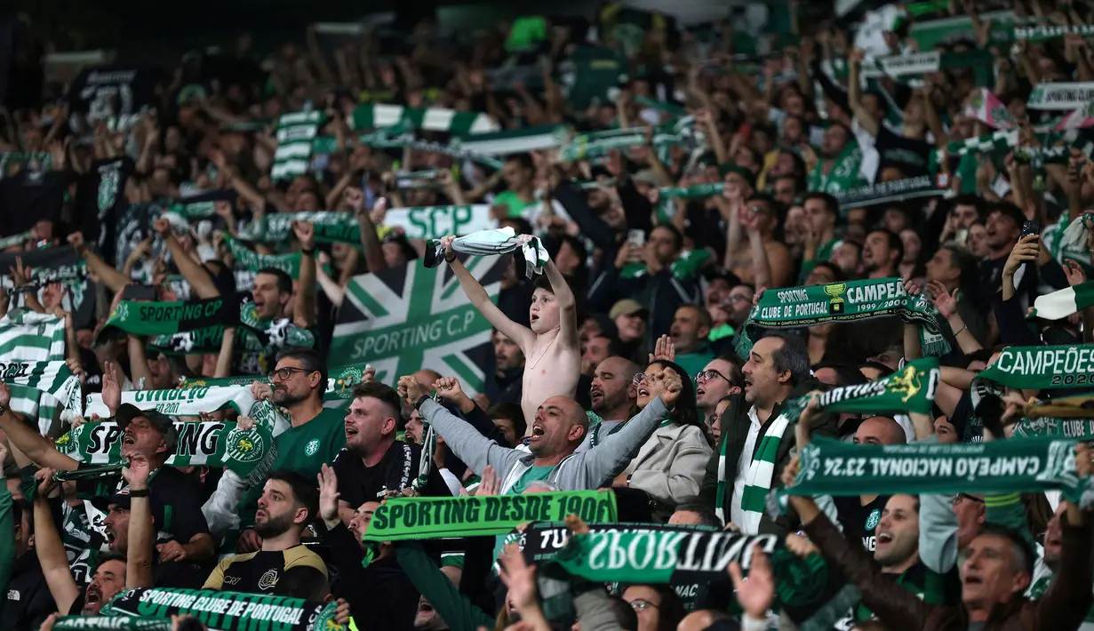 Suporter Sporting CP memberikan dukungan kepada timnya saat laga Liga Champions 2024/2025 melawan Manchester City di Jose Alvalade, Lisbon, Portugal, Rabu (06/11/2024) WIB. (AFP/Filipe Amorim)