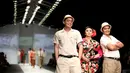 Tiga selebriti kocak, Edric Tjandra, Indy Barends, dan Indra Bekti melenggak di panggung Jakarta Fashion Week 2016 memakai rancangan desainer Anne Avantie. Tampil klasik, Indy pun memakai kebaya kuno motif kembang-kembang.  (Andy Masela/Bintang.com)