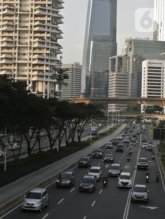 Kendaraan melintasi Jalan Jenderal Sudirman, Jakarta, Jumat (15/5/2020). Ditlantas Polda Metro Jaya menyatakan dalam beberapa hari terakhir mulai terjadi peningkatan volume kendaraan yang diduga karena banyak perkantoran yang sudah tidak menerapkan work from home (WFH). (Liputan6.com/Johan Tallo)