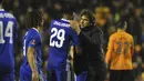  Pelatih Chelsea, Antonio Conte memberikan ucapan selamat kepada pemainnya usai melawan Wolverhampton Wanderers pada putaran kelima Piala FA di Molineux stadium, Wolverhampton, (18/2/2017). Chelsea menang 2-0. (AP/Rui Vieira)