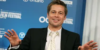 Aktor tampan Brad Pitt tak pernah sirna menjadi sorotan publik, terlebih saat perceraiannya dengan Angelina Jolie juga ramai dibicarakan. Kini, kabar terbaru setelah bercerai kehidupan Pitt nampak menjadi lebih baik. (AFP/Bintang.com)