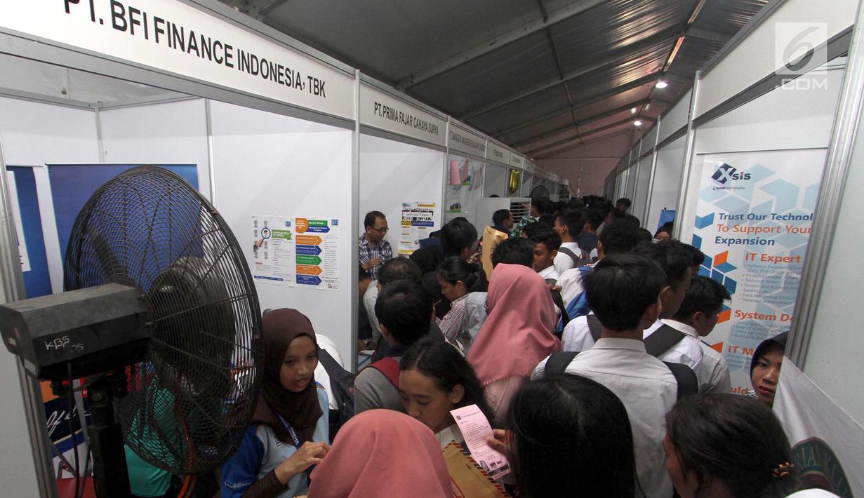 Sejumlah calon pelamar kerja mencari informasi di salah satu stand "Job Fair Tangsel 2018" di BSD, Kamis  (19/7). Job Fair ini diselengarakan Dinas Ketenagakerjaan (Disnaker) pemerintah kota Tangerang Selatan (Tangsel). (Merdeka.com/Arie Basuki)