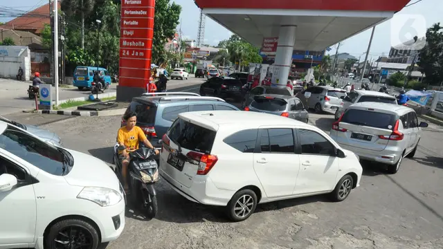 Antrean Kendaraan Jelang Pemberlakuan Kenaikan BBM di SPBU Cinere