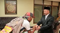 Kapolri Jenderal Tito Karnavian menerima kunjungan Aiptu (Purn) Soepardi di rumah Dinas Kapolri. (Ist)