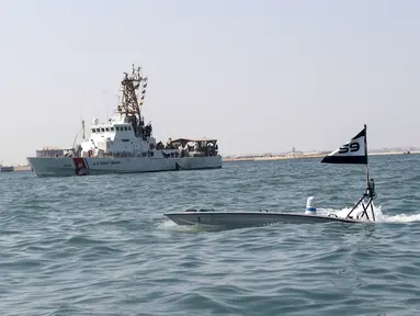 Sebuah kapal permukaan tak berawak (USV) T-12 Man-Portable Tactical Autonomous Systems (MANTAS) berlayar di perairan Teluk di depan kapal Penjaga Pantai Bahrain saat latihan angkatan laut bersama antara Komando Armada ke-5 AS dan pasukan Bahrain, 26 Oktober 2021. (MAZEN MAHDI/AFP)