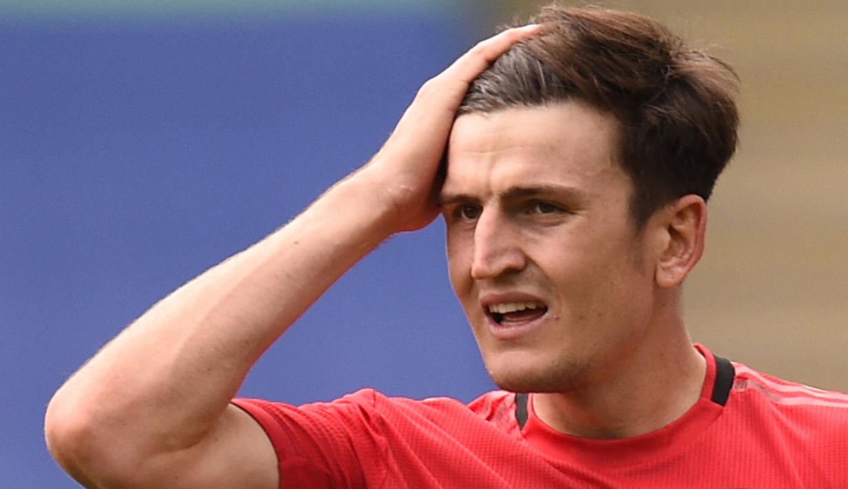 Harry Maguire. Bek tengah yang kini berusia 28 tahun ini didatangkan Manchester United dari Leicester City dua musim lalu dengan nilai transfer 87 juta euro. Total 2 musim, ia telah tampil dalam 107 laga dengan torehan 5 gol dan 5 assist. (Foto: AFP/Pool/Oli Scarff)