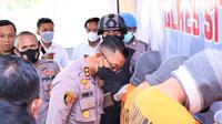 Kapolres Situbondo AKBP Andi Sinjaya mengintrograsi tersangka peredaran narkoba di daerahnya .(Istimewa)