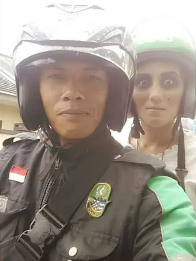 6 Busana Penumpang Ojek Online Ini Absurd Banget