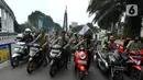 Puluhan Mahasiswa Universitas Djuanda mendorong motornya dari Tugu Kujang, Kota Bogor, Jawa Barat, Rabu (7/9/20222). Aksi demonstrasi juga dilakukan sejumlah elemen masyarakat di depan Istana Bogor dan gedung DPRD Kota Bogor.  (Merdeka.com/Arie Basuki)