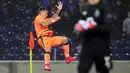 Pemain Liverpool, Roberto Firmino berselebrasi setelah mencetak gol ke gawang FC Porto dalam leg pertama babak 16 besar Liga Champions di Stadion Do Dragao, Kamis (15/2). Terbantu hat-trick Sadio Mane, Liverpool menang 5-0. (AP/Luis Vieira)