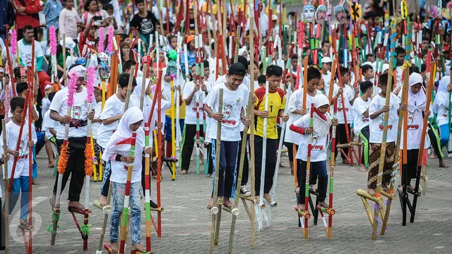 20161008-Ribuan Anak Ramaikan Pecahkan Rekor Egrang Dunia-Jakarta