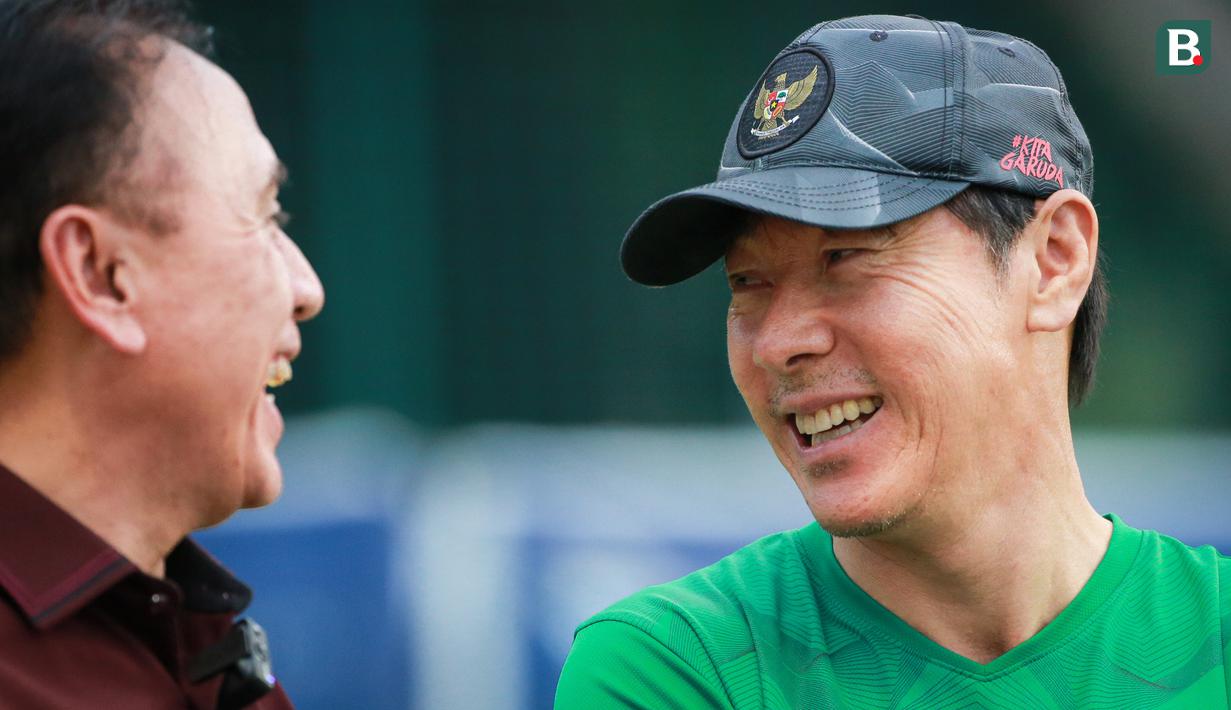 <p>Pelatih kepala Timnas Indonesia U-20, Shin Tae-yong (kanan) berbincang dengan Ketua Umum PSSI, Mochamad Iriawan saat latihan persiapan Kualifikasi Piala Asia U-20 2023 yang berlangsung di Lapangan A Gelora Bung Karno, Jakarta, Selasa (30/08/2022). (Bola.com/Bagaskara Lazuardi)</p>