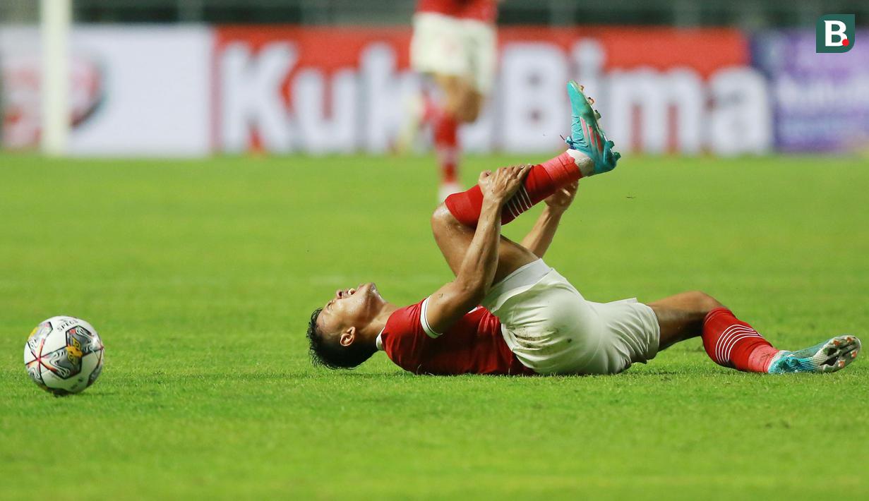 Curacao menunjukan permainan keras saat menghadapi Timnas Indonesia pada FIFA Matchday yang digelar di Stadion Pakansari, Cibinong, Selasa (27/9/2022). (Bola.com/M Iqbal Ichsan)
