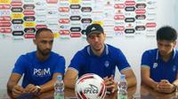 Pelatih PSIM Yogyakarta, Vladimir Vujovic (tengah) dan pemainnya Hendika Arga Permana dalam konferensi pers jelang pertandingan melawan Persik Kediri, Minggu (30/6/2019). (Bola.com/Vincentius Atmaja)