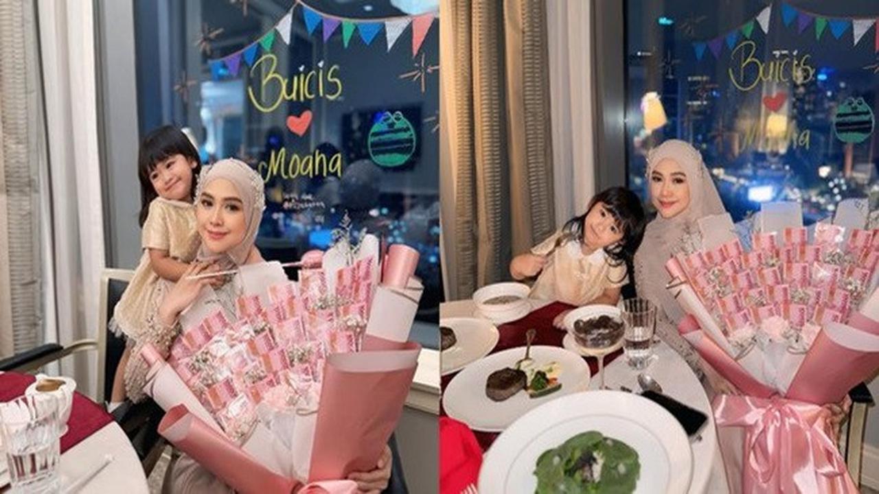 Potret Ria Ricis saat Dinner Mewah Bareng Moana, Bawa Bucket Uang