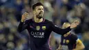 Bek Barcelona, Gerard Pique melakukan selebrasi usai mencetak gol kegawang Celta Vigo pada lanjutan liga Spanyol di Stadion Balaidos, Vigo (3/10).  Celta Vigo berhasil mengalahkan Barcelona dengan skor 4-3. (REUTERS/Miguel Vidal)