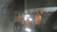 Proses evakuasi para korban yang terjebak di lift di cerobong asap PLTU Pelabuhan Ratu terhambat ketiadaan tangga darurat. (dok. Basarnas Jawa Barat)