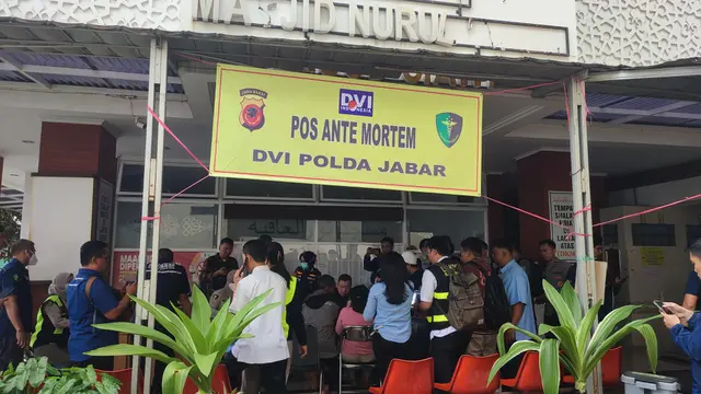 Polisi membuka posko ante mortem di Rumah Sakit Umum Daerah (RSUD) Ciawi, Bogor, untuk keperluan identifikasi korban kecelakaan maut di Gerbang Tol Ciawi.