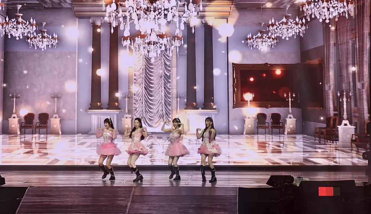 Penampilan Red Velvet dalam konsernya bertajuk R to V in Jakarta, Sabtu (20/5/2023). (Foto: Lanny Kusuma/Fimela)