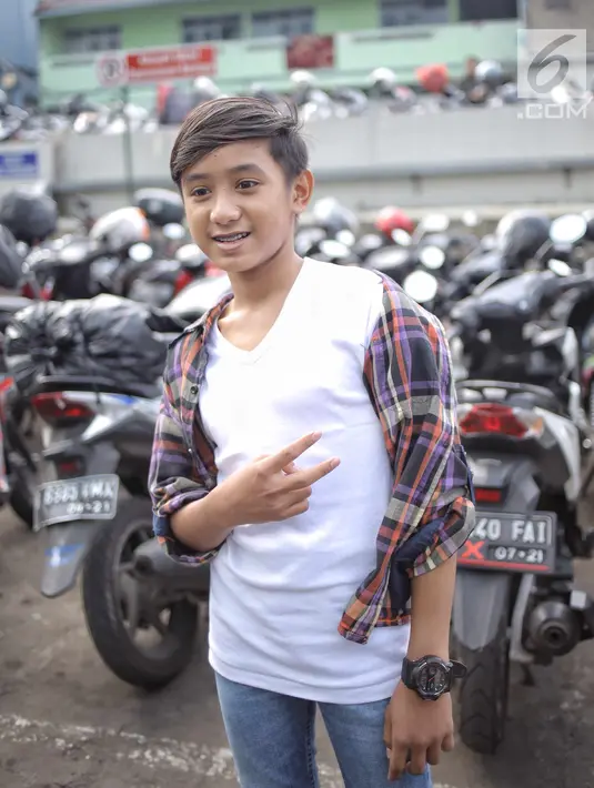 Seleb Tik Tok, Bowo Alpenliebe ditemui di kawasan Tendean, Jakarta, Rabu (4/7). Sebelum resmi diblokir Kementerian Komunikasi dan Informatika, Bowo belakangan menjadi salah satu bintang Tik Tok yang ramai diperbincangkan. (Liputan6.com/Faizal Fanani)