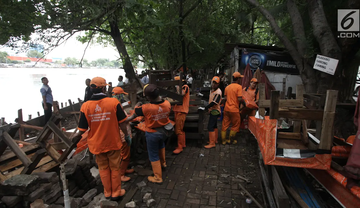Petugas Penanganan Sarana dan Prasarana Umum (PPSU) DKI Jakarta membongkar lapak pedagang di kawasan Danau Sunter, Jakarta Utara, Jumat (19/1). Penataan agar kawasan Danau Sunter tidak terlihat kumuh dan sedap dipandang mata. (Liputan6.com/Arya Manggala)