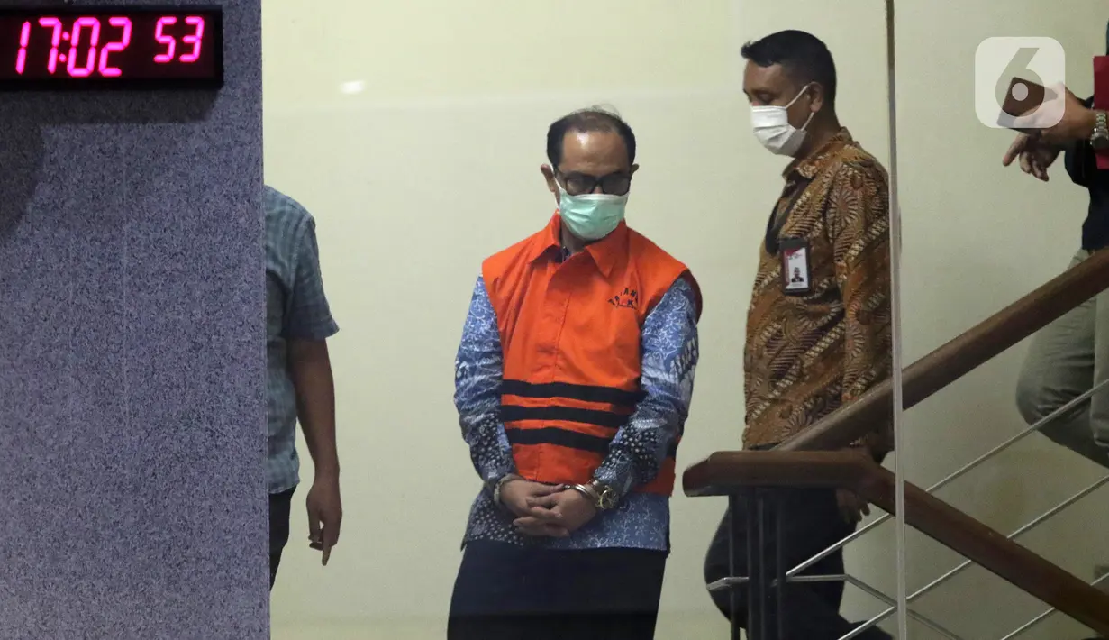 Hakim Agung, Gazalba Saleh (kiri) sesaat sebelum rilis penahanan di Gedung Merah Putih KPK, Jakarta, Kamis (8/12/2022). Gazalba Saleh ditahan usai penyidik melakukan pemeriksaan. Gazalba ditahan di Rumah Tahanan (Rutan) KPK Pomdam Jaya, Jakarta Selatan, selama 20 hari ke depan. (Liputan6.com/Helmi Fithriansyah)