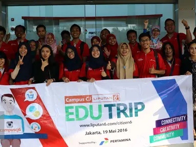 Peserta Citizen Jurnalism dari berbagai kampus berpose bersama di kantor Pertamina, Jakarta, Kamis (19/5). Edutrip CJ yang diadakan Liputan6.com bertujuan menambah wawasan peserta dalam pengelolaan hasil bumi Indonesia. (Liputan6.com/Helmi Afandi) 