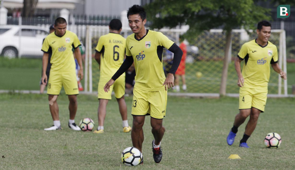 Pemain Mitra Kukar, Bayu Pradana, menggiring bola saat latihan jelang laga Liga 1 di Lapangan ABC, Senayan, Jakarta, Sabtu (08/12). Mitra Kukar akan berhadapan dengan Persija Jakarta. (Bola.com/M Iqbal Ichsan)