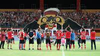 Madura United saat melakukan viking clap setelah pertandingan di Stadion Gelora Madura, Pamekasan (28/5/2019). (Bola.com/Aditya Wany)