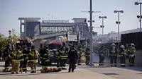 Kantor Manajemen Darurat (OEM) Departemen Kepolisian Transit New Jersey, bersama dengan mitra federal, negara bagian, kabupaten dan lokal, melakukan latihan tanggap darurat di stasiun kereta api dekat Stadion MetLife menjelang Piala Dunia 2026 di East Rutherford, New Jersey, pada 18 April 2026. (Leonardo MUNOZ/AFP)
