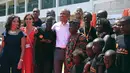 Mantan Presiden AS, Barack Obama berfoto bersama nenek tirinya, Sarah dan sang adik tiri, Auma pada acara di Kogelo, Kenya, Senin (16/7). Obama menghadiri peresmian pusat pelatihan dan olahraga yayasan Sauti Kuu yang didirikan Auma. (AP/Brian Inganga)