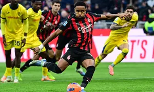 AC Milan meraih kemenangan 3-0 atas Hellas Verona pada laga pekan ke-17 Serie A di San Siro, Minggu (28/12/2025) malam WIB. Dua dari tiga gol Milan disumbangkan Christopher Nkunku. (AFP/Piero CRUCIATTI)