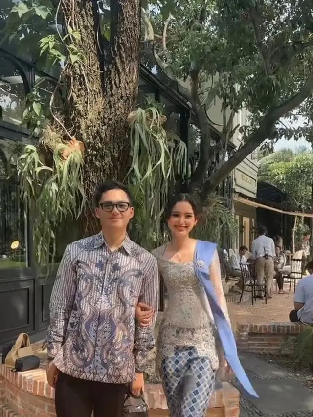 Potret Azriel Hermansyah dan Sarah Menzel di acara lamaran Thariq-Aaliyah (Sumber: Instagram/@ssarah_menzel)