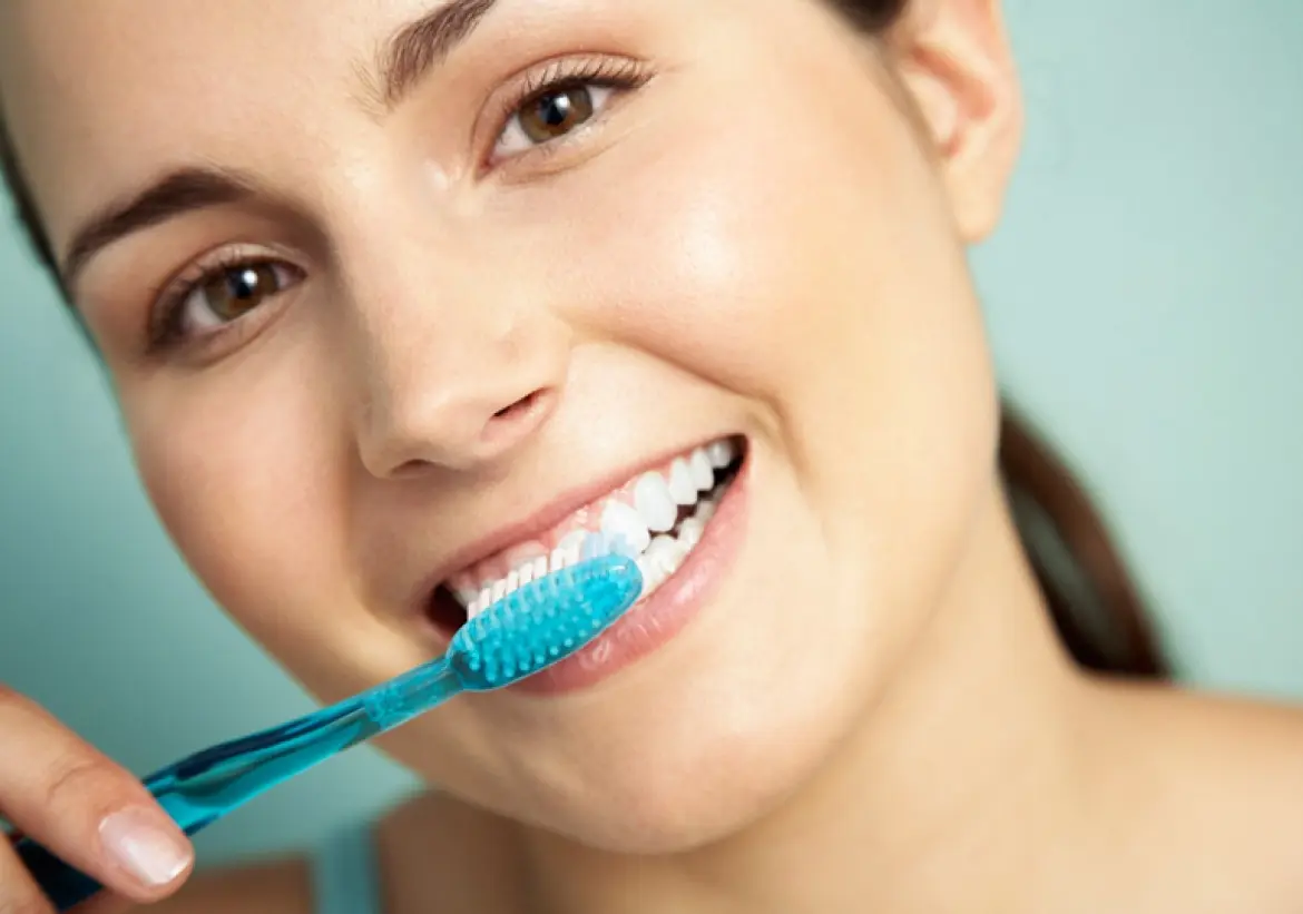 Cara membersihkan gigi dengan sikat gigi dengan benar. (Image: vebma.com)