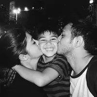 Coba lihat wajah anak laki-laki di foto ini, senyumnya sangat bahagia bukan? Ya, nampaknya selain kasih sayang dari orang tua kandungnya, Arsen juga mendapatkan cinta dan kasih dari Biby. (Instagram/bibyalraen13)