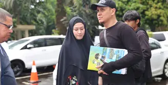 Artis senior Lyra Virna menyambangi Polda Metro Jaya, Kamis (23/3/2018). Lyra datang sekitar pukul 14.30 WIB didampingi suami, Fadlan dan kuasa hukumya Razman Arif Nasution. (Nurwahyunan/Bintang.com)