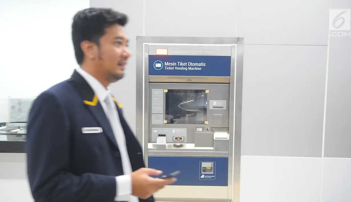 Warga melintas di depan mesin tiket otomatis di stasiun MRT Bundaran HI, Jakarta, Selasa (19/2). Setiap stasiun MRT fase 1 ini punya tema dan konsep yang berbeda. (Liputan6.com/Angga Yuniar)
