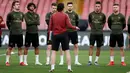 Para pemain Arsenal mendengarkan instruksi pelatih Unai Emery selama latihan di Stadio San Paolo, Naples, Italia (17/4). Pada leg pertama perempat final Europa League, Arsenal unggul 2-0 atas Napoli. (Reuters/Matthew Childs)