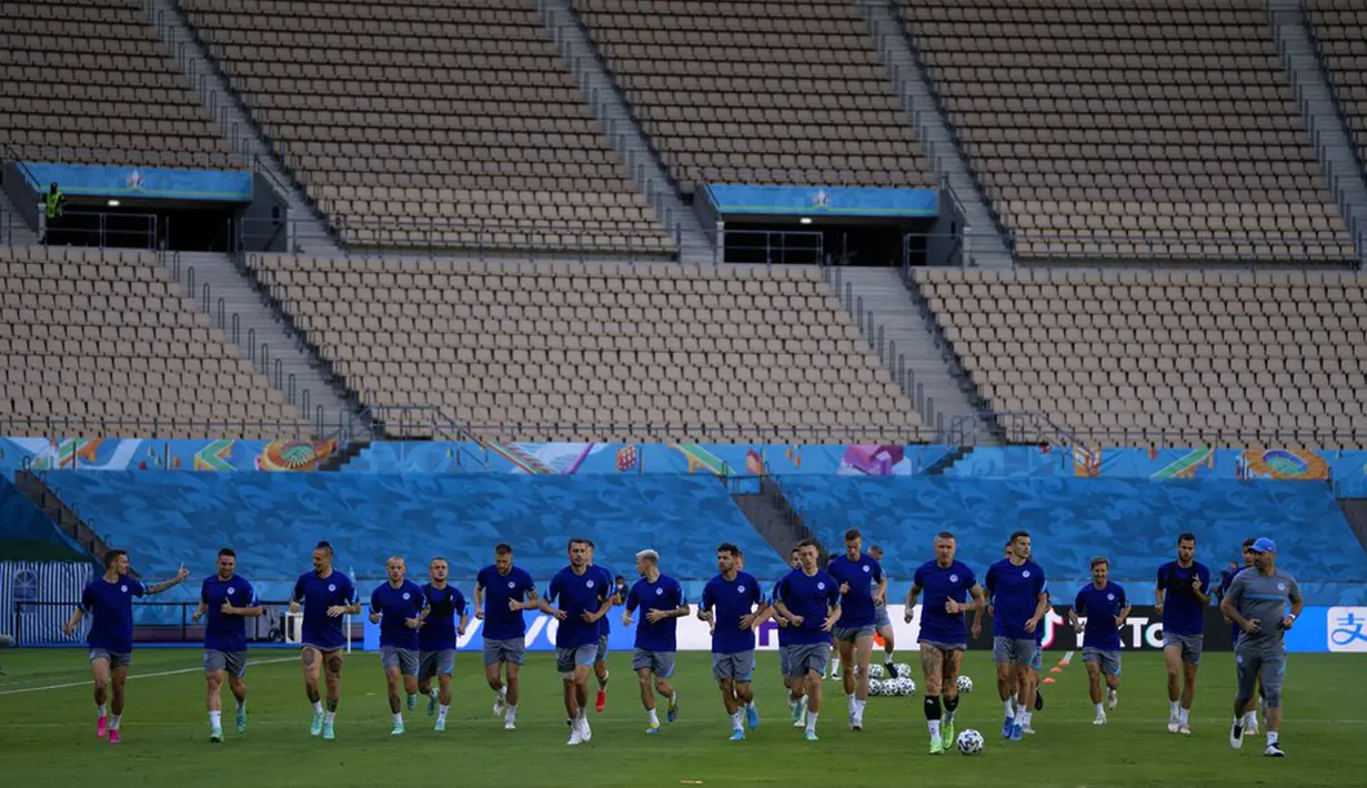 Para pemain Slovakia berlari saat sesi latihan di Stadion La Cartuja, Seville, Spanyol, Selasa (22/6/2021). Slovakia akan menghadapi Spanyol pada pertandingan Grup E Euro 2020, Rabu 23 Juni 2021. (AP Photo/Thanassis Stavrakis)