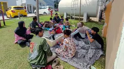 Pasien dan anggota keluarganya mengungsi di luar Rumah Sakit Umum Anutapura menyusul gempa berkekuatan magnitudo 6,7 di Palu, Sulawesi Tengah, Selasa 16 Juni 2026. (MUHAMMAD RIFKI/AFP)