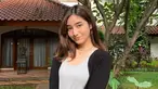 Selain lihai dalam bermain peran, gadis blasteran Indonesia ini juga pandai dalam mempadukan busana. Salah satunya dengan gaya casual.  Menggunakan outer berwarna hitam, gaya simple ala Dannia terlihat menawan. (Liputan6.com/IG/@danniasalsabilla)