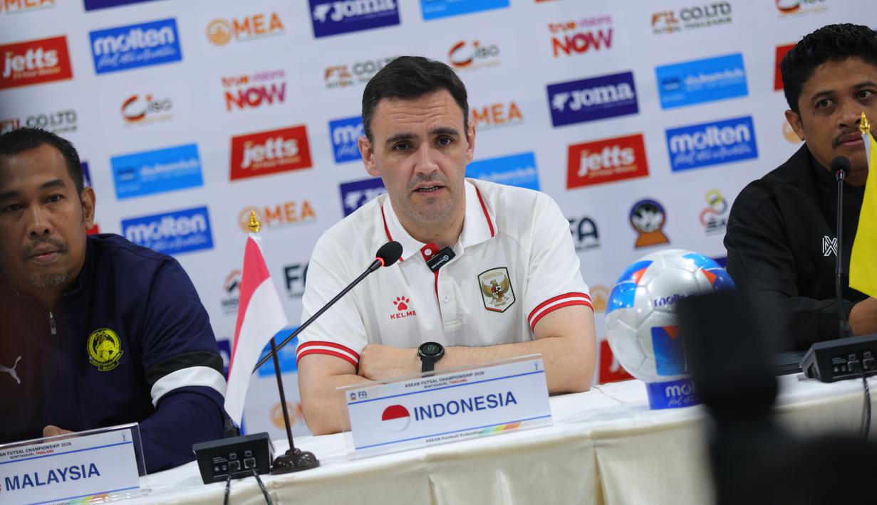 Fokus utama tim pelatih dalam masa persiapan yang singkat ini adalah mentransfer sistem permainan yang telah dibangun matang bersama skuad senior sebelumnya. Coach Hector menyadari bahwa proses transisi ini membutuhkan waktu, namun ia berharap karakter permainan Timnas tidak luntur. (Dok. Federasi Futsal Indonesia)