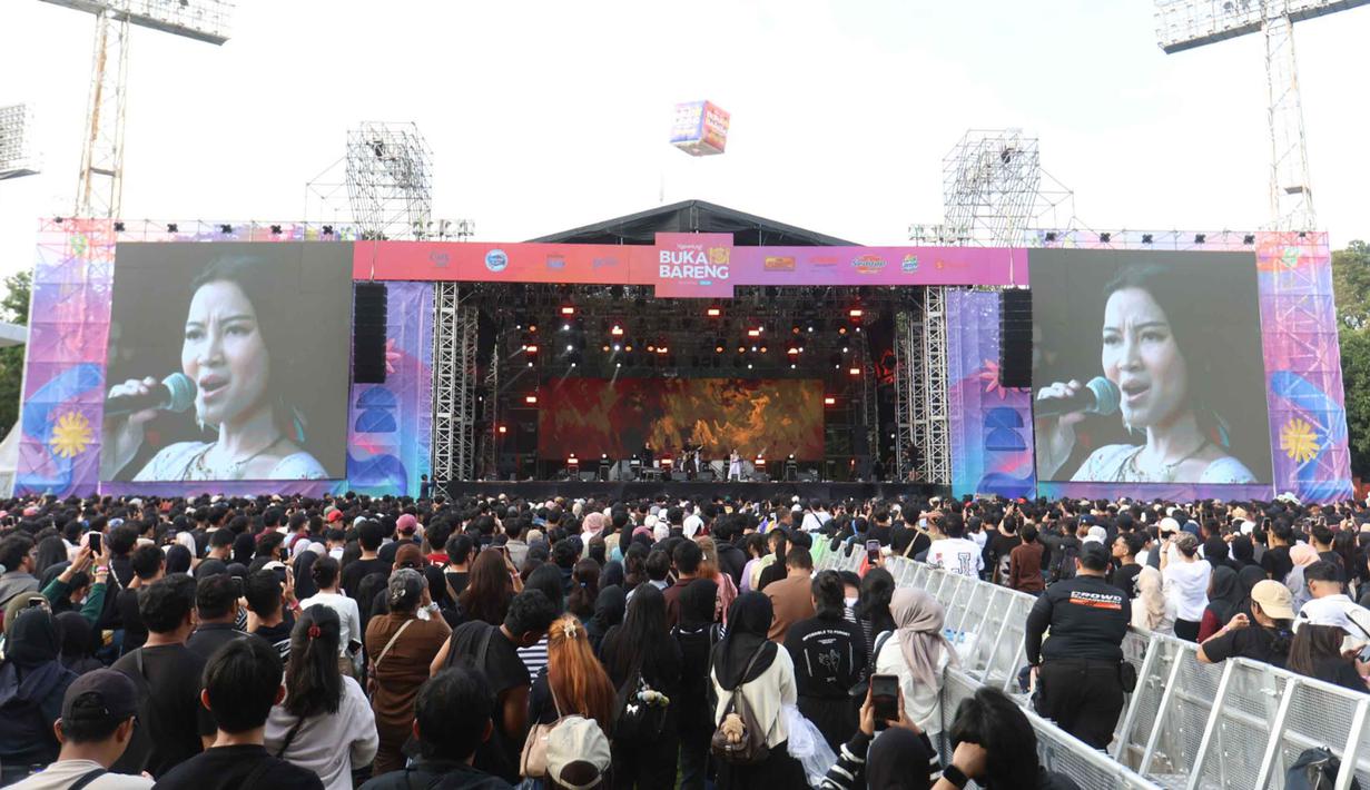 Pengunjung memadati panggung utama gelaran KapanLagi Buka Bareng (KLBB) Festival 2026 hari pertama di Stadion Madya, Kompleks Gelora Bung Karno, Senayan, Jakarta, Sabtu 28 Februari 2026. Hari pertama festival Ramadan terbesar di Jakarta, KapanLagi Buka Bareng (KLBB) Festival 2026, resmi dibuka pada Sabtu 28 Februari 2026. (Dok/Kapanlagi Youniverse)