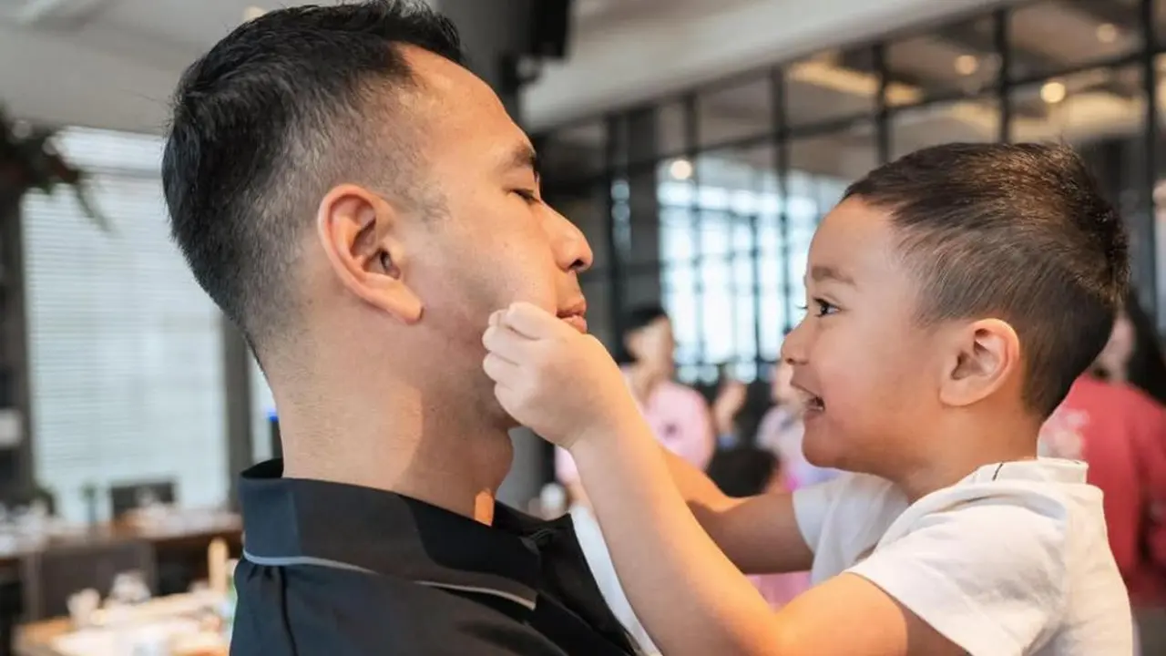 Potret Rayyanza gemas dengan Raffi Ahmad (credit: https://www.instagram.com/raffinagita1717/)
